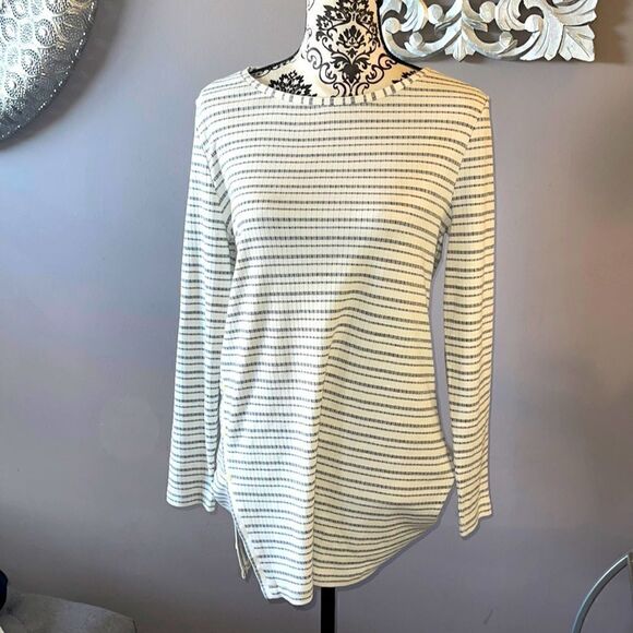 NWT Chico’s top  - Picture 1 of 5